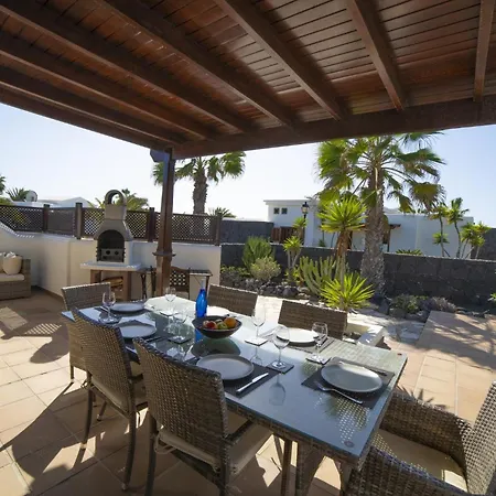 Sensational 3 Bedrooms Myoga Spacious Sun Terrace Outdoor Pool And Bbq Montana Roja Villa Playa Blanca (Lanzarote)