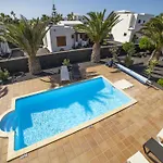 Villa Sensational 3 Bedrooms Myoga Spacious